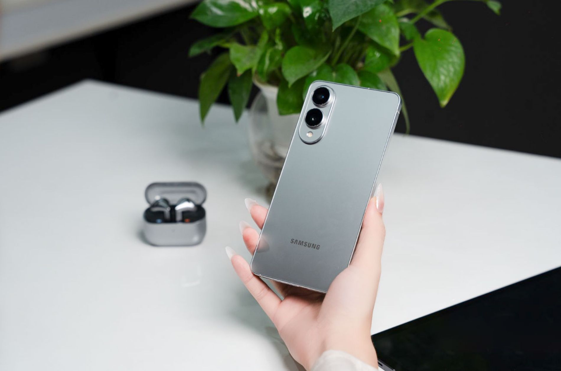 Hình ảnh cho danh mục Đánh giá camera Galaxy S25 Edge: Selfie, quay video, chụp đêm đỉnh miễn bàn!
